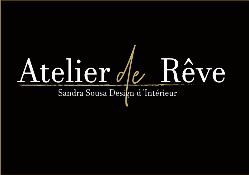 Logo de 'Atelier de Rêve' avec un sous-titre 'Sandra Sousa Design d'Intérieur' sur fond noir, à côté d'un texte décrivant le partenariat avec DConstruction, soulignant leur engagement envers un artisanat expert et un design innovant pour des résultats exceptionnels.