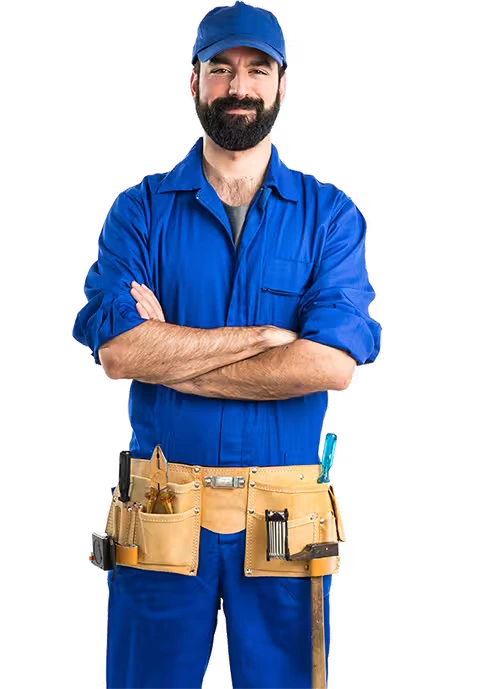 Artisan professionnel en uniforme bleu avec une ceinture à outils, les bras croisés et un sourire confiant.